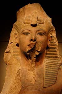 © Tjflex2 - Statue of Tutankhamun